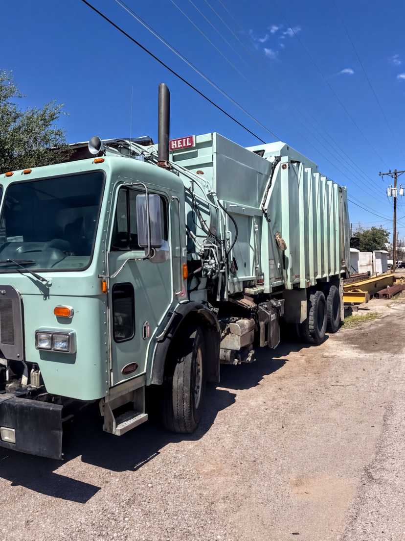 2011 Peterbilt Heil Automated Side Loader — photo 2