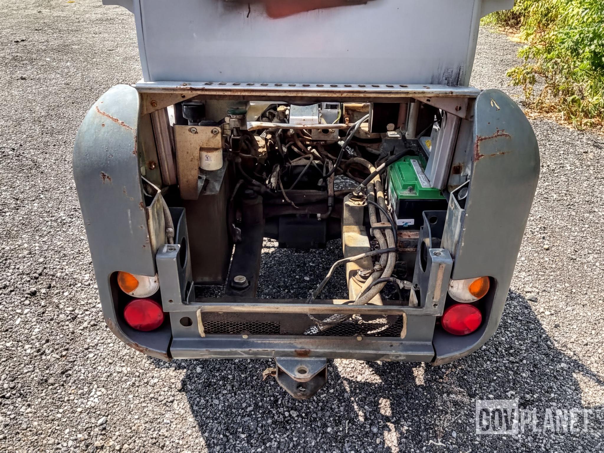 2014 4x4 Dump Truck - image 2