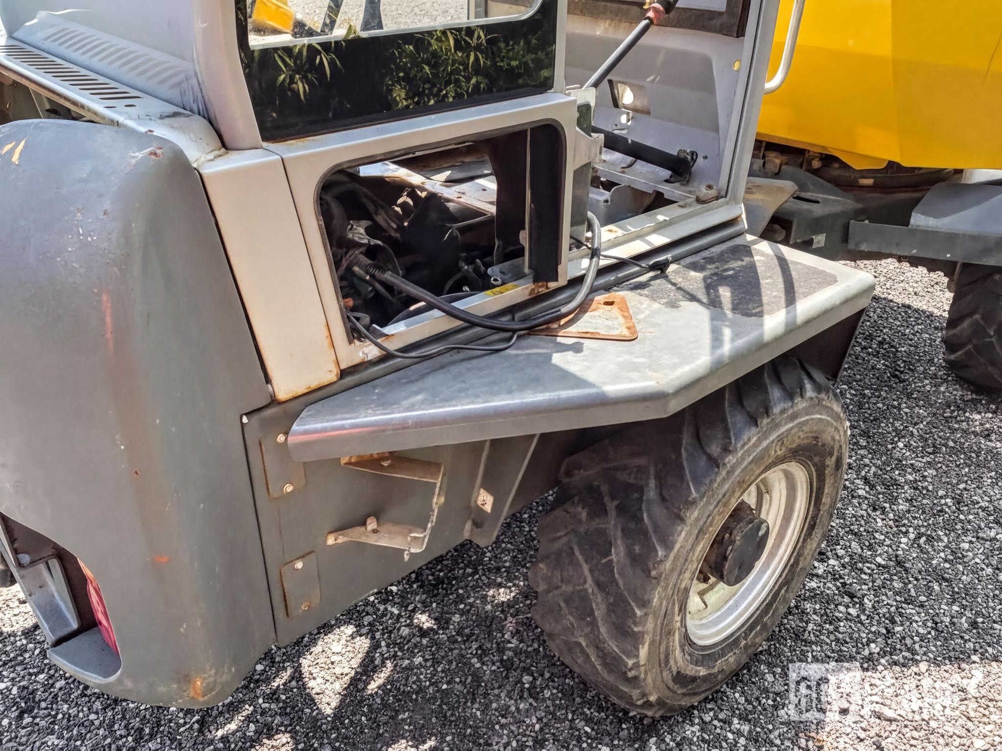 2014 4x4 Dump Truck - image 3