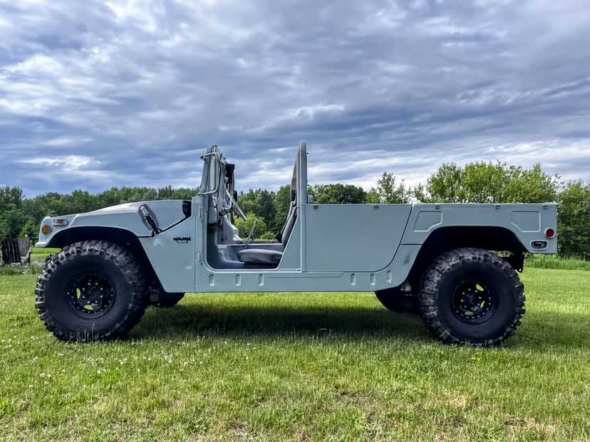 bold 1991 Hummer H1